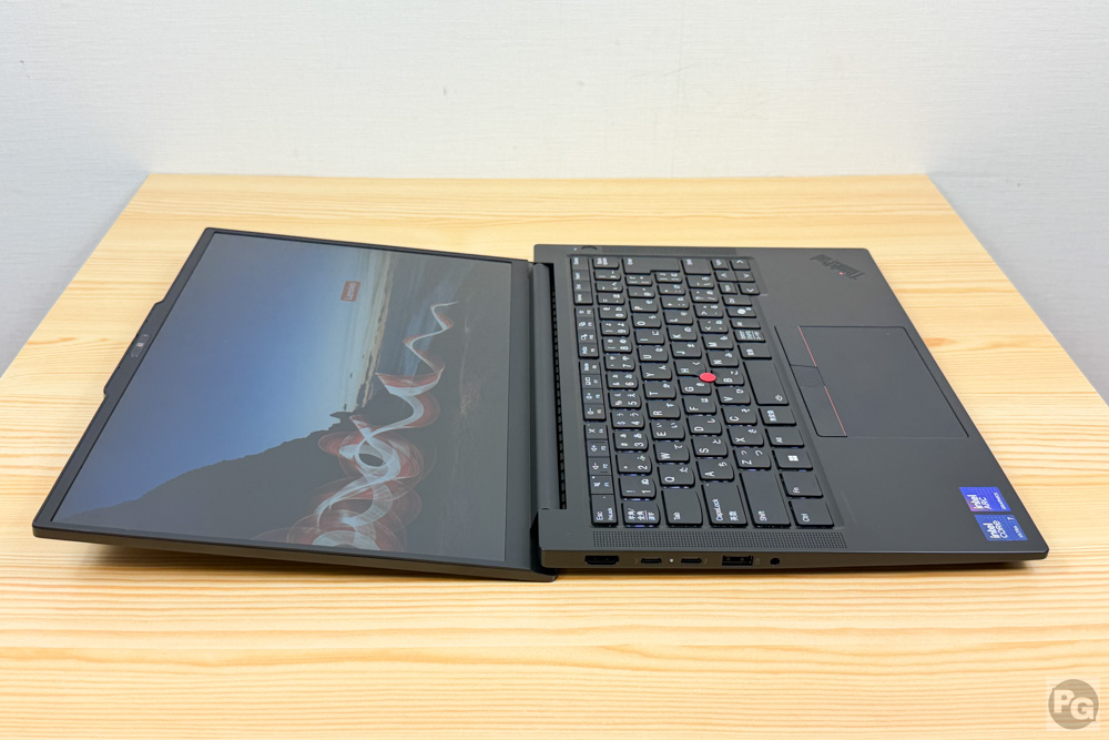 ThinkPad E14 Gen 7 ILL(14型 Intel)　約180度開けるディスプレイ