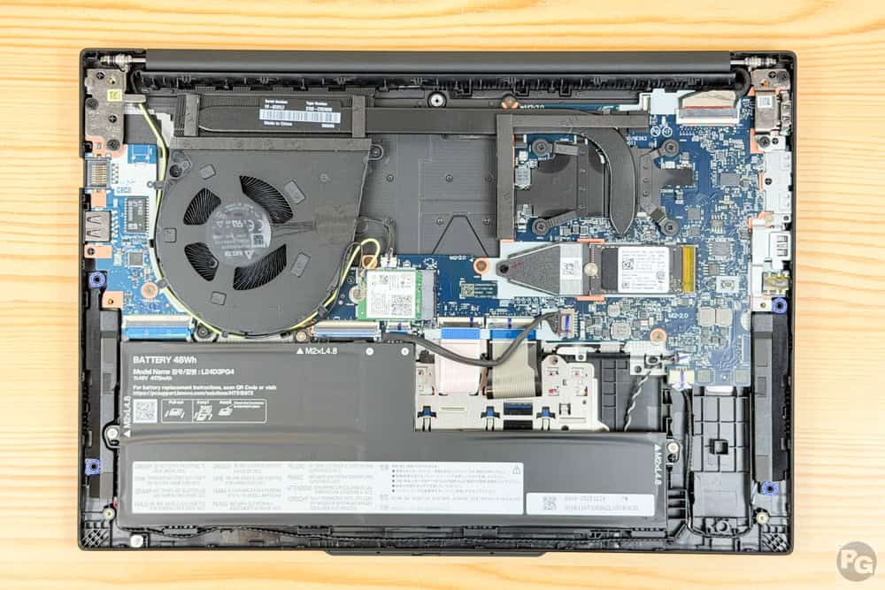 ThinkPad E14 Gen 7 ILL(14型 Intel)筐体内部。スペースア多く空っぽなのがわかる