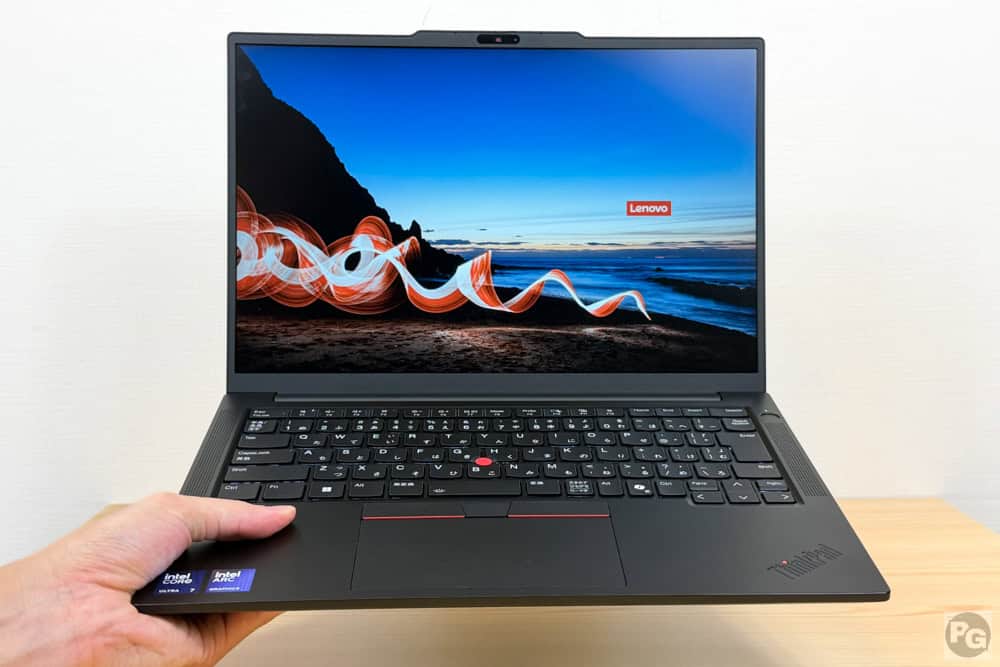 ThinkPad E14 Gen 7 ILL(14型 Intel)を片手で持っている