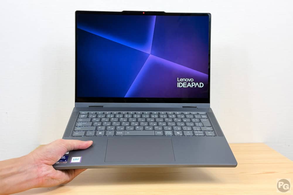 Lenovo IdeaPad 5i 2-in-1 Gen 11 (14型 Intel)を片手で持っているが。すごく重たい