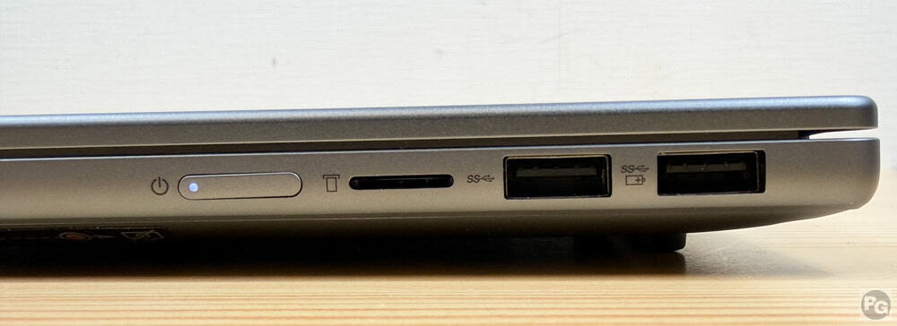 Lenovo IdeaPad Slim 5a Gen 11 14 AMD 右側面インターフェイス。右側面にはmicroSDカードスロット、USB-A 5Gbpsが2つ