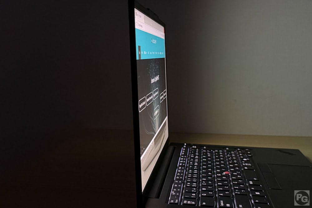 Lenovo ThinkPad E14 Gen 7 ILL(14型 Intel)視野角の確認。横からもしっかりと見える