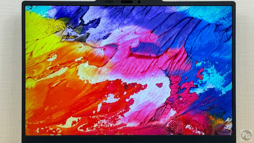 Lenovo ThinkPad X1 Carbon Gen 14 ​Aura Editionに色鮮やかの画像を表示し、色域を比較。sRGB 100％で色鮮やか