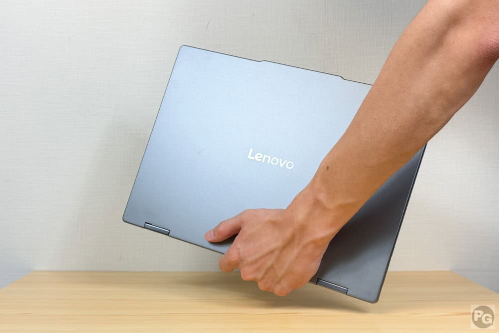 Lenovo IdeaPad 5i 2-in-1 Gen 11 (14型 Intel)を持っている写真