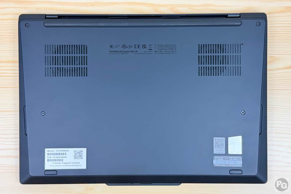 ThinkPad X1 Carbon Gen 14 ​Aura Edition 14 Intel 底面カバー。小さな吸気口が見える