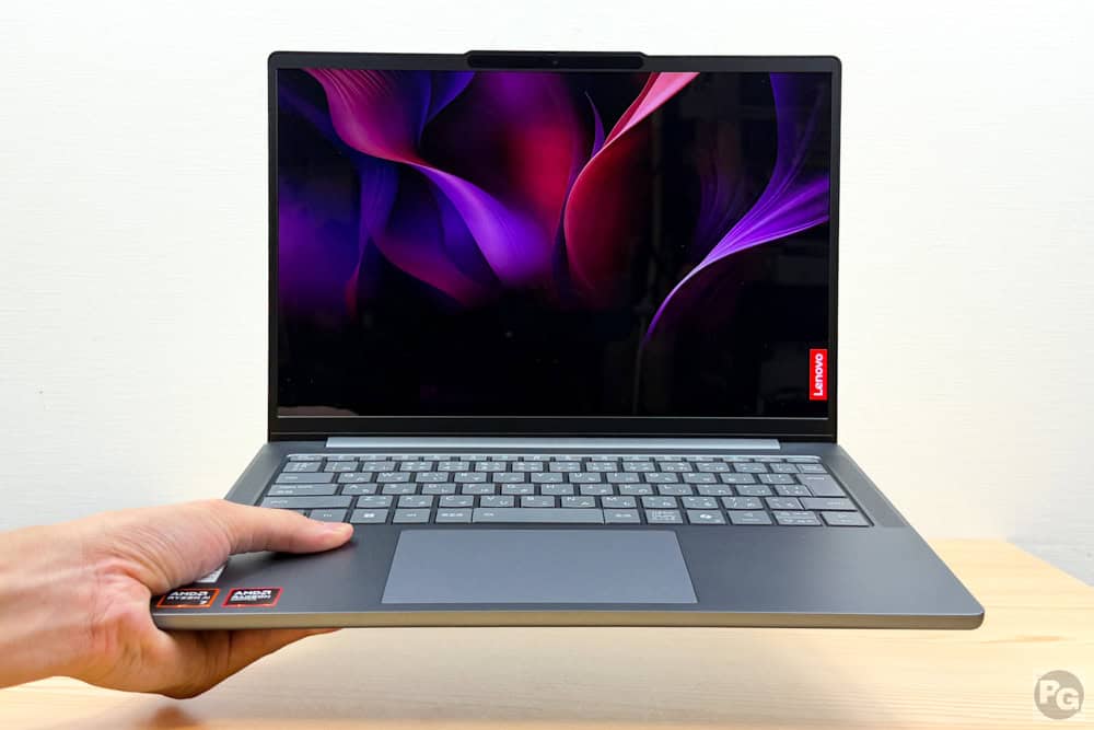 Lenovo IdeaPad Slim 5a Gen 11(14型 AMD)を片手で持つ。軽いしアルミニウム筐体なので大丈夫