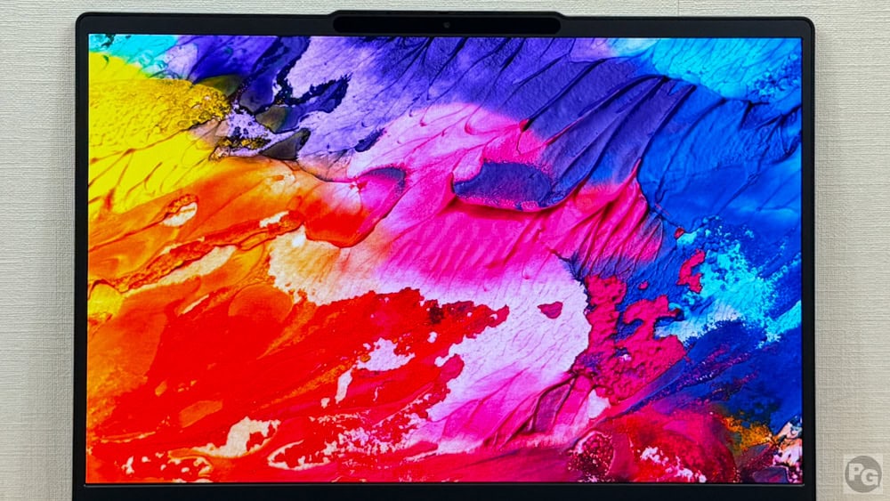 Lenovo IdeaPad Slim 5a Gen 11(14型 AMD)のディスプレイに鮮やかな画像を表示し色域を比較