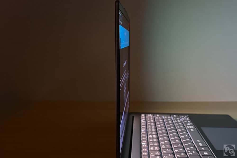 Lenovo IdeaPad Slim 5a Gen 11(14型 AMD) 視野角のチェック。真横からでもしっかり見える