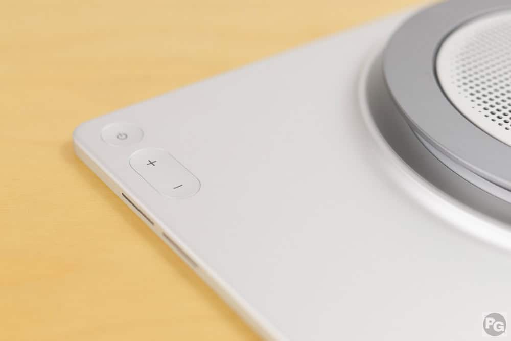 Lenovo Tab Plus Gen 2の背面にあるボタン。ちょっと遠い