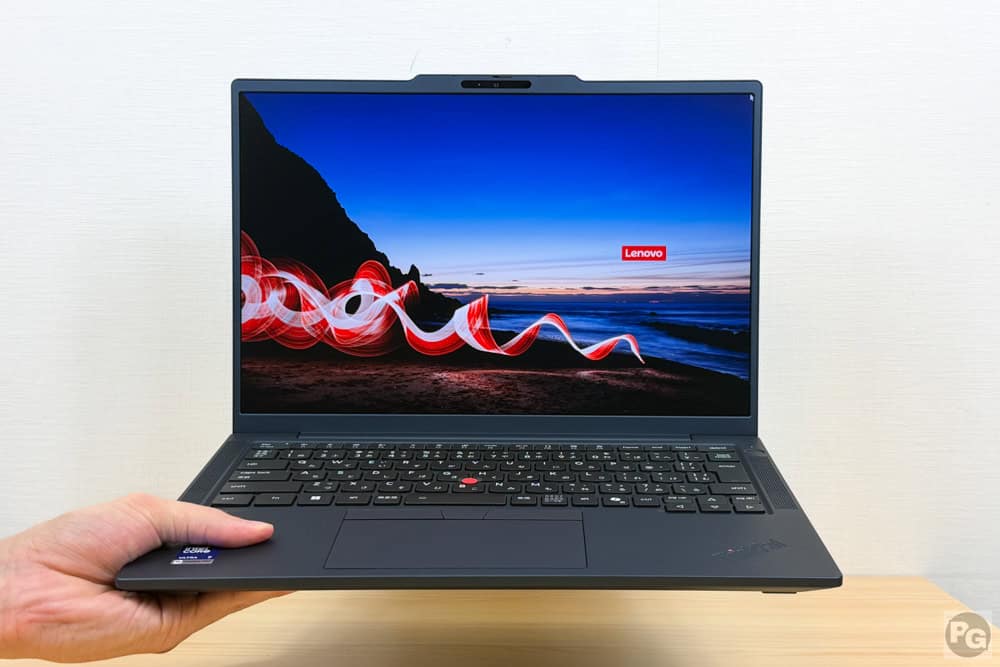 ThinkPad T14s Gen 7 14 Intel　片手でPCお端っこを持っても軽々持てる
