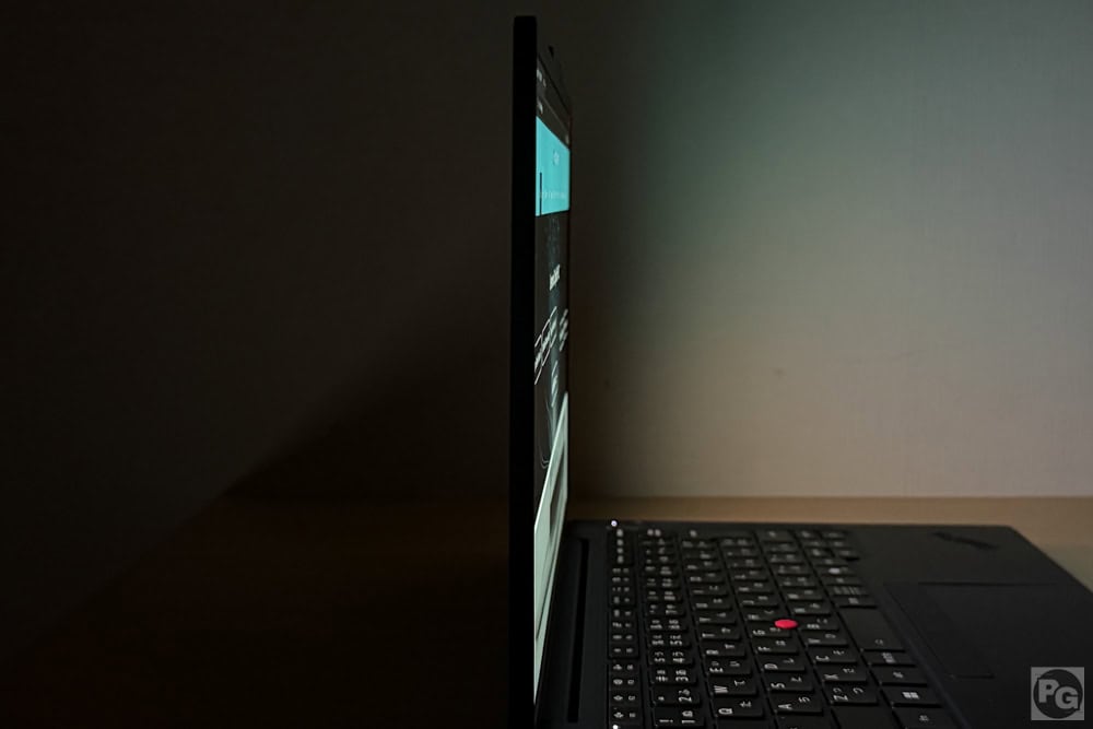 ThinkPad T14s Gen 7 14 Intel 視野角の確認。横から見てもしっかりと見える