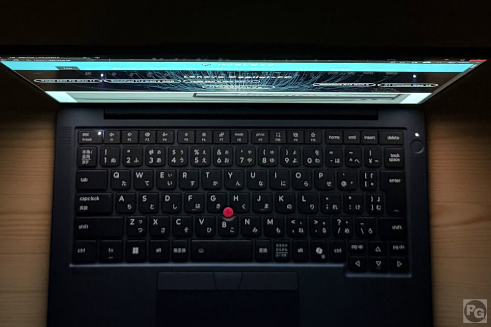 ThinkPad T14s Gen 7 14 Intel 視野角の確認。上から見てもしっかりと見える