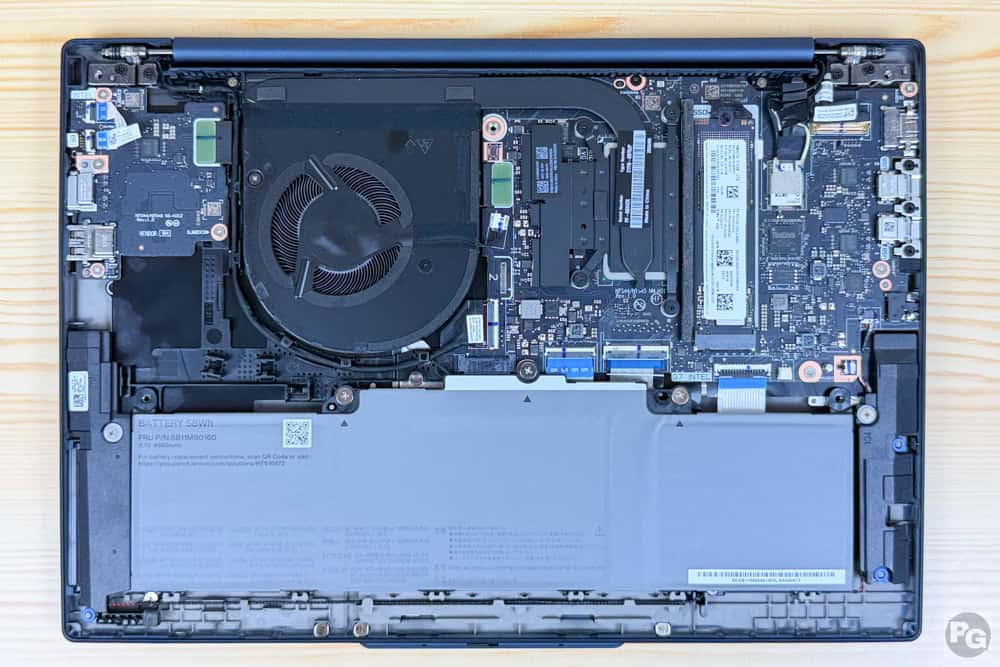 ThinkPad T14s Gen 7 14 Intelの筐体内部。大きなファンがあるが中はスペースが空いている