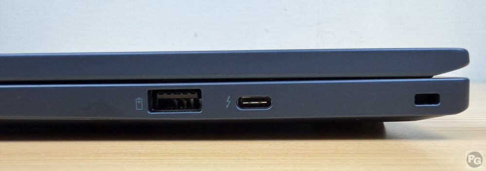 ThinkPad T14s Gen 7 14 Intel 右側面インターフェイスUSB-A 5Gbps、Thunderbolt 4、ケーブルロックスロット