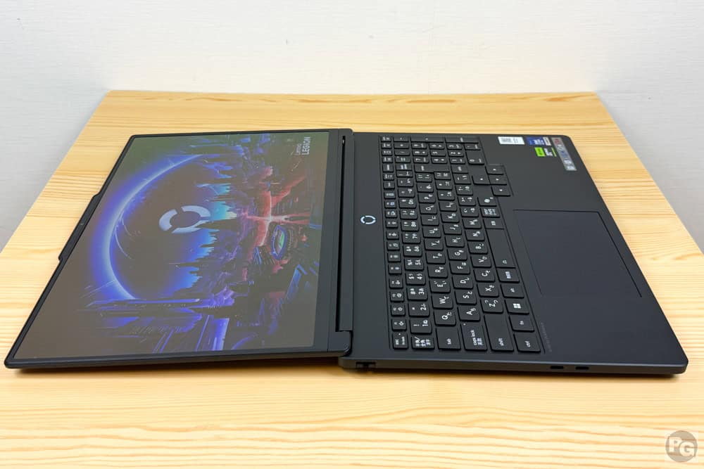 Lenovo Legion 5i Gen 11 15.3 Intel 180度以上開くディスプレイ。しかも片手で開けることができる
