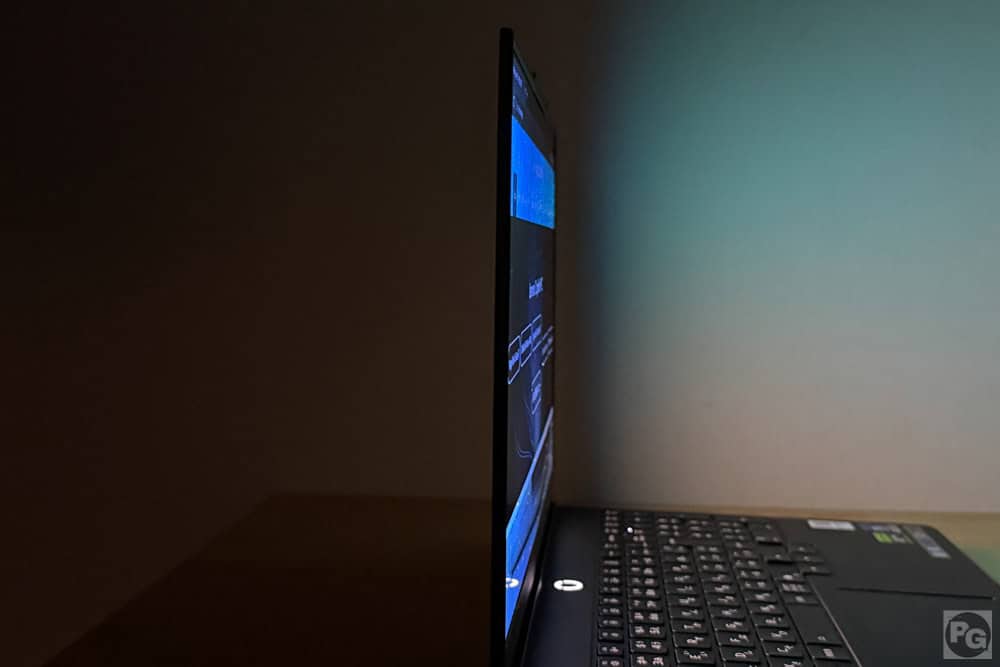 Lenovo Legion 5i Gen 11 (15.3型 Intel)視野角のチェック。横から見てもしっかりと見える