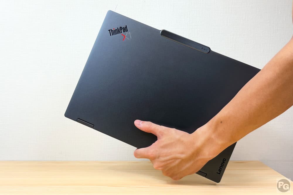 ThinkPad X1 2-in-1 Gen 11 Aura Edition (14型 Intel)　片手で持ち運べる軽さ
