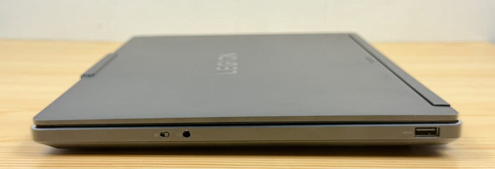 Lenovo Legion 5a Gen 11 15.3 AMD 右側面インターフェイスUSB 3.2 Gen 1と、マイク/ヘッドフォンジャック、プライバシーシャッターのスイッチ