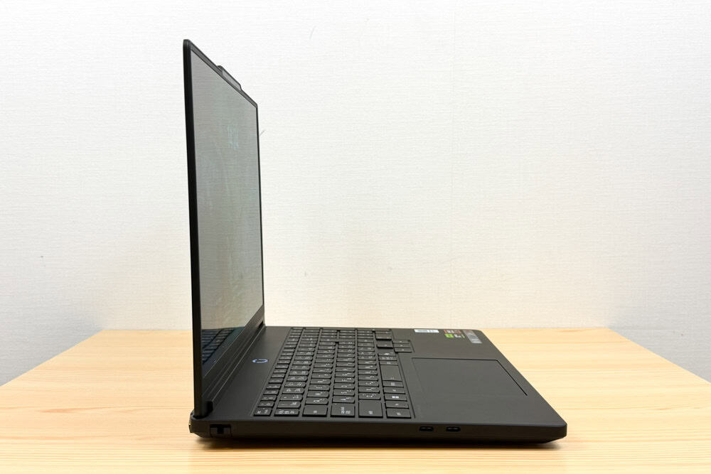 Lenovo Legion 5a Gen 11 15.3 AMD ディスプレイは筐体の上にあるので、通常のPCの様に排気口を塞がない