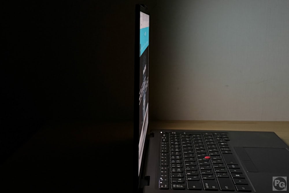 ThinkPad X1 2-in-1 Gen 11 Aura Edition (14型 Intel)　視野角の確認。横から見てもしっかりと見える
