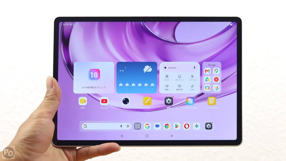 Lenovo Yoga Tab Gen 2を手で持ってディスプレイを見せている