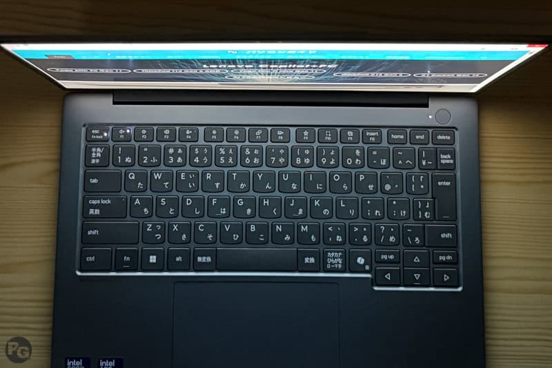Lenovo ThinkBook 14x (14型 Intel)　視野角の確認。上から見てしっかりと見える