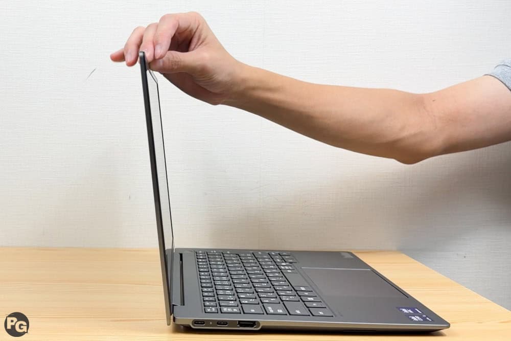 Lenovo ThinkBook 14x (14型 Intel)　片手でディスプレイを開ける