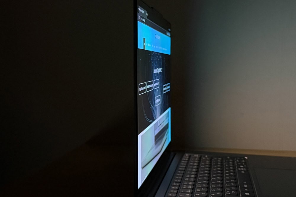Lenovo Yoga Pro 7 Gen 11 15.3 AMD 視野角の確認。とても広い視野角で横から見てもしっかりと見える