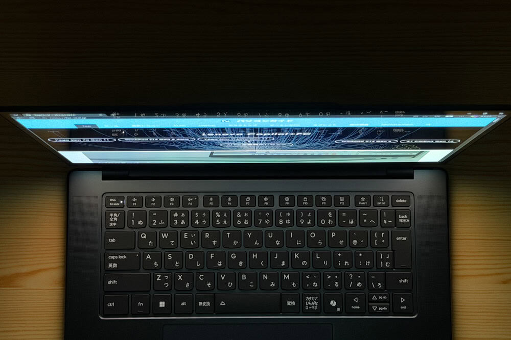 Lenovo Yoga Pro 7 Gen 11 15.3 AMD 視野角の確認。とても広い視野角で上から見てもしっかりと見える