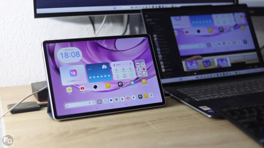 購入したLenovo Yoga Tab Gen 2をPCの横に置き作業をしている様子