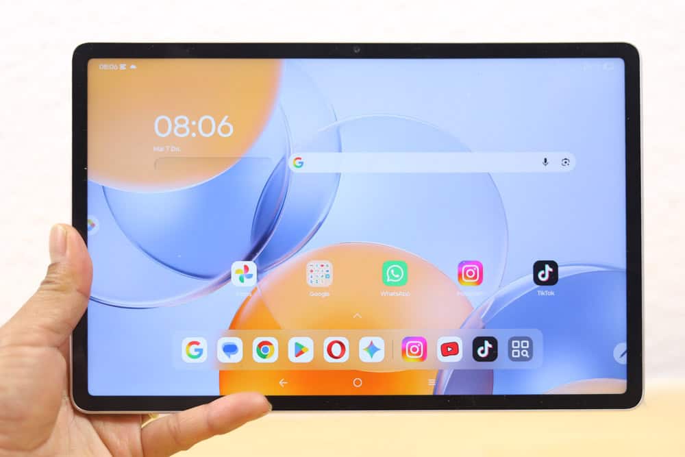 Lenovo Yoga Tabを手で持っている様子