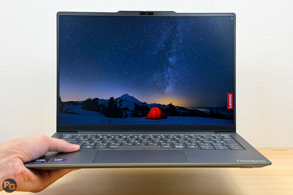 Lenovo ThinkBook 14x (14型 Intel)を片手で持っている様子